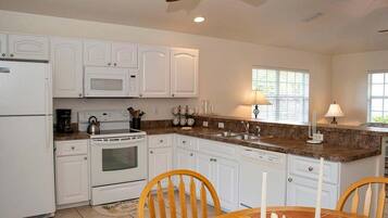 Kondominium, 2 Tempat Tidur Queen, balkon (CHD3583-C) | Dapur pribadi | Lemari es, microwave, oven, dan kompor