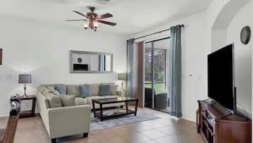 House, Multiple Beds, Pool Access, Pool View (AUS209) | Living area