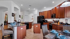 獨棟房屋, 多張床, 可使用泳池, 泳池景觀 (AUS209) | 私人廚房 | 電冰箱、微波爐、烤箱、爐台