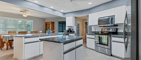 House, Multiple Beds, Patio (BKR249) | Private kitchen | Fridge, microwave, oven, stovetop