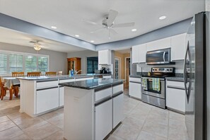 House, Multiple Beds, Patio (BKR249) | Private kitchen | Fridge, microwave, oven, stovetop