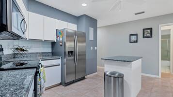 House, Multiple Beds, Patio (BKR249) | Private kitchen | Fridge, microwave, oven, stovetop