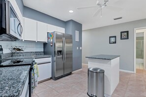 Casa, varias camas, patio (BKR249) | Cocina privada | Refrigerador, microondas, horno y parrilla de estufa 