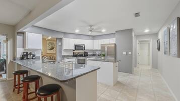 House, Multiple Beds, Patio (BKR249) | Private kitchen | Fridge, microwave, oven, stovetop