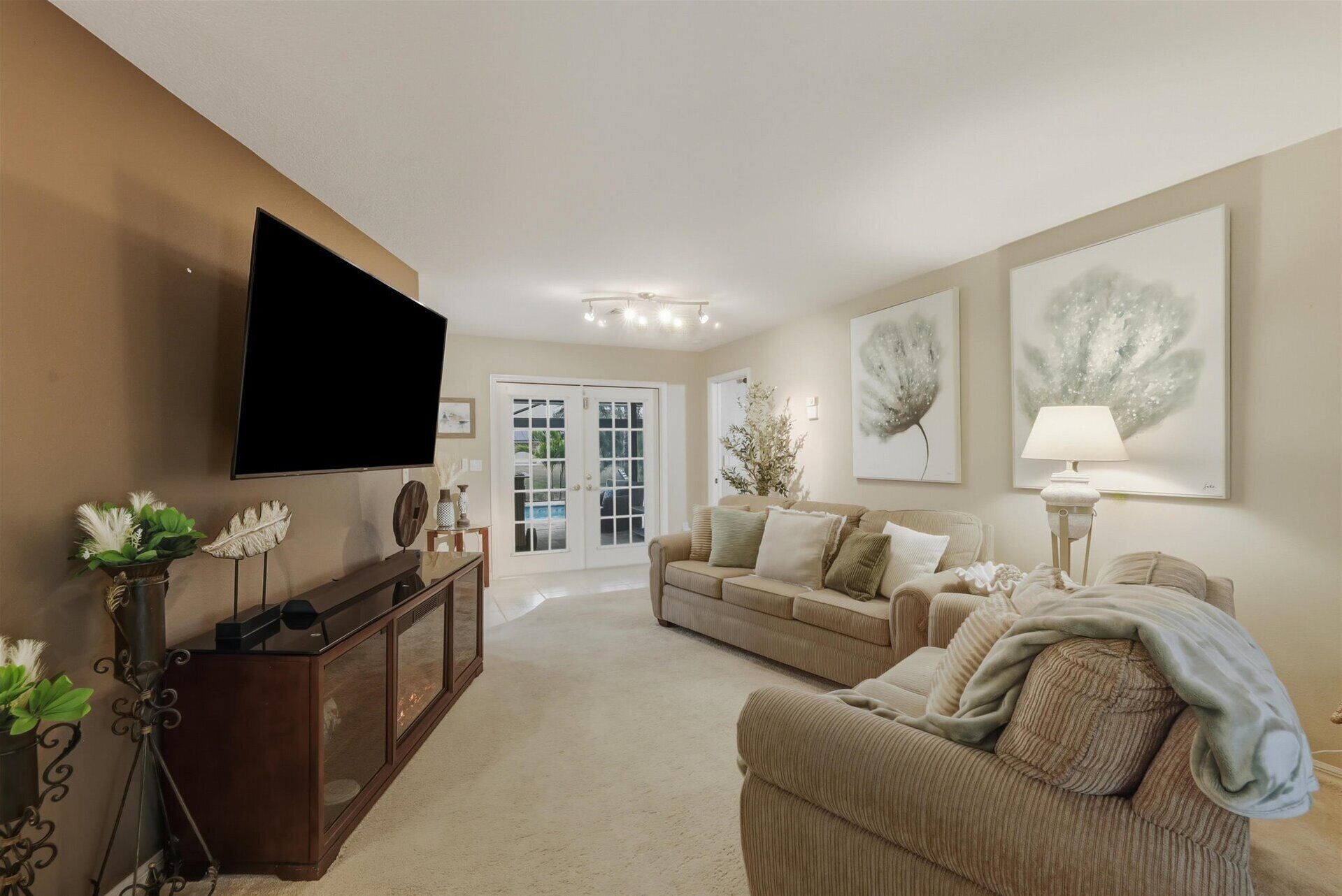 House, Multiple Beds, Patio (BKR249) | Living area