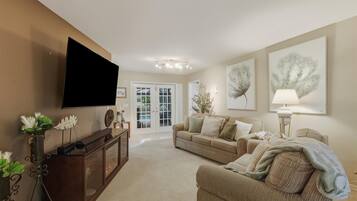 House, Multiple Beds, Patio (BKR249) | Living area