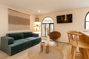 アパートメント | リビング エリア | 65 cmのスマートテレビ (デジタル放送視聴可)、床暖房