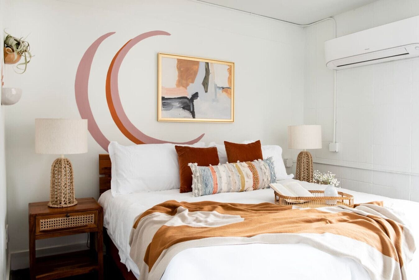 Desk, iron/ironing board, WiFi, bed sheets