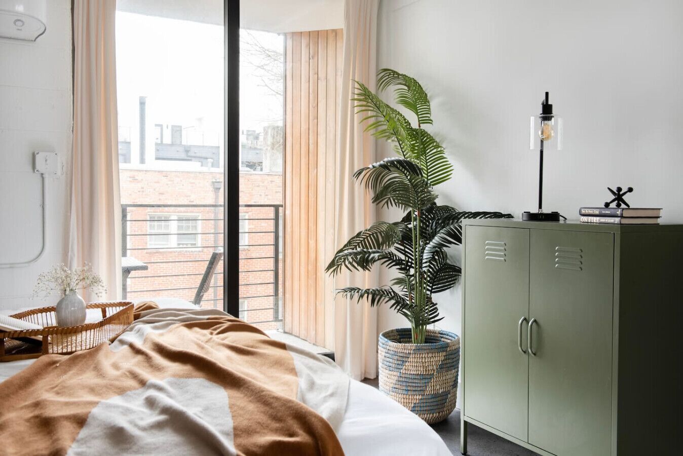 Desk, iron/ironing board, WiFi, bed sheets