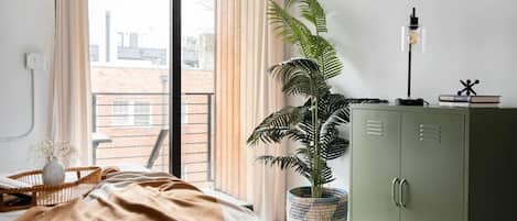 Escritorio, tabla de planchar con plancha, wifi y ropa de cama