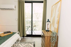Desk, iron/ironing board, WiFi, bed sheets - The Rooney – Walk to Ponce City Market (Atlanta)