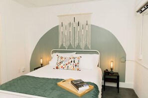 Desk, iron/ironing board, WiFi, bed sheets