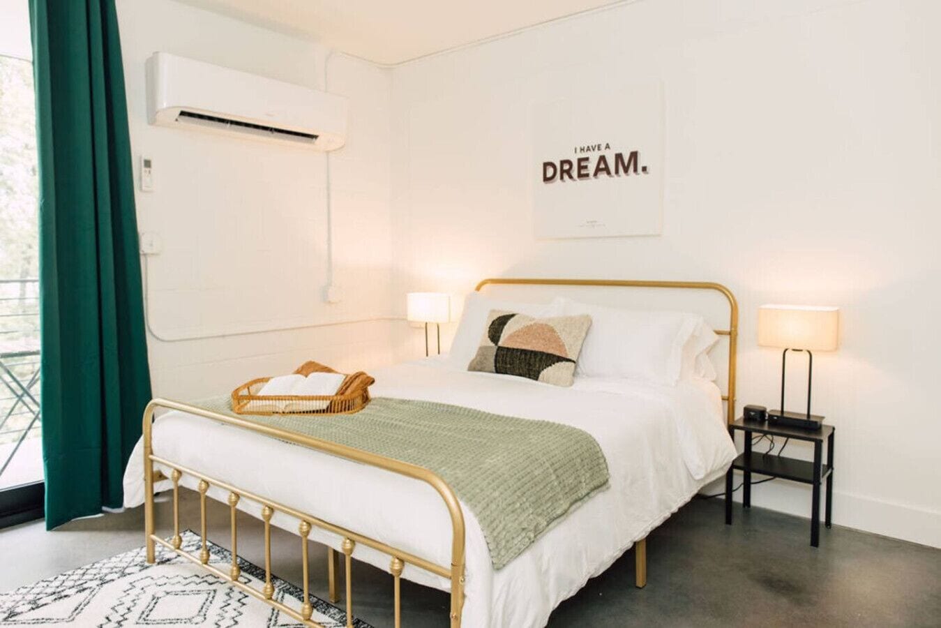 Desk, iron/ironing board, WiFi, bed sheets