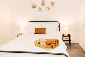 Desk, iron/ironing board, WiFi, bed sheets - LOLA > Walkable. Downtown. Rooftop. (Atlanta)