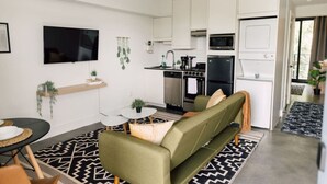 A modern apartment with a living room, kitchen, and dining area. - LOLA > Walkable. Downtown. Rooftop. (Atlanta)