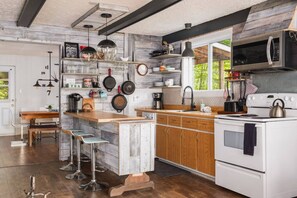 Fridge, microwave, oven, stovetop - Chalet rétro. Avec Spa (Chertsey)