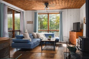 TV, fireplace, books - Chalet rétro. Avec Spa (Chertsey)