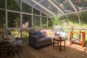 TV, fireplace, books - Chalet rétro. Avec Spa (Chertsey)