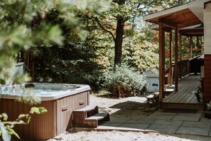 Outdoor spa tub - Chalet rétro. Avec Spa (Chertsey)