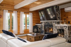 Televisión y chimenea 
