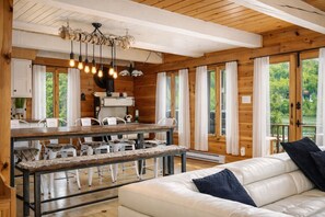 Télévision, cheminée, espaces bureaux