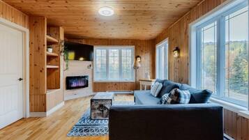 Televisie, een open haard, boeken en een kantoor