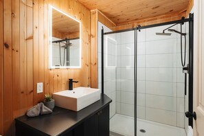 Shower, hair dryer - Bord de l`eau, Spa, billard. (Saint-Alexis-des-Monts)
