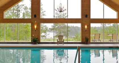 Rustic & Modern Chalet. 32 Acre of Land. Avec SPA