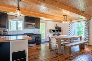 Fridge, microwave, oven, stovetop - Rustic & Modern Chalet. 32 Acre of Land. Avec SPA (Sainte-Angèle-de-Prémont)