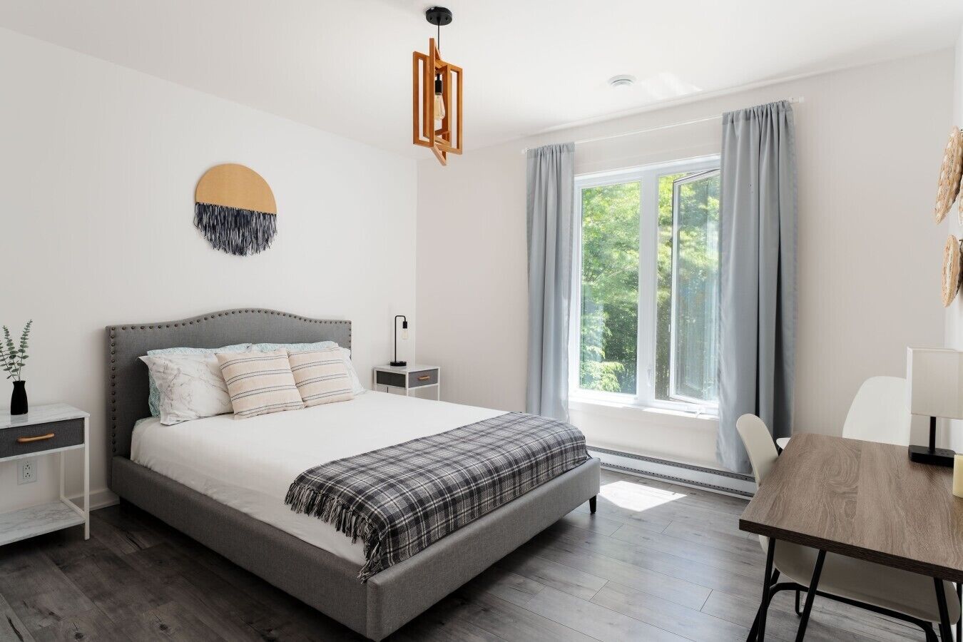 3 bedrooms, desk, WiFi, bed sheets