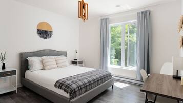 3 bedrooms, desk, WiFi, bed sheets