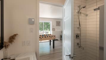 Douche, sèche-cheveux, serviettes fournies