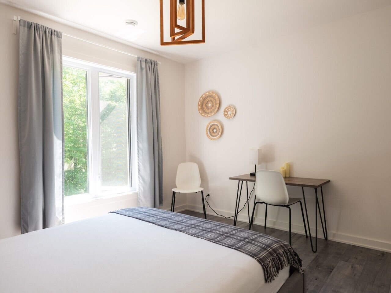 3 bedrooms, desk, WiFi, bed sheets