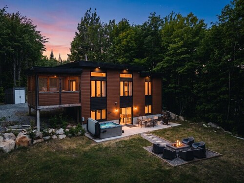 Chalet Röcka with hot tub and lake access!