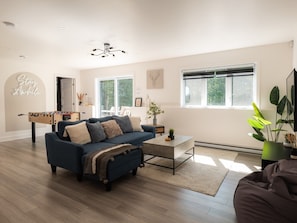 Fernseher, Kamin, Tischfußball, Arbeitsbereiche