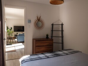 3 bedrooms, desk, WiFi, bed sheets