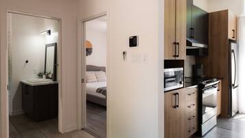 3 bedrooms, desk, WiFi, bed sheets