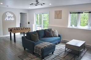 Televisio, takka, pöytäjalkapallopöytä, työhuone