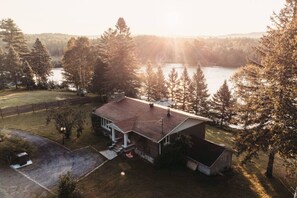 Exterior - Beautifull Lakefront with Spa. (Saint-Alexis-des-Monts)