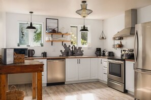 冰箱、微波炉、烤箱、炉灶