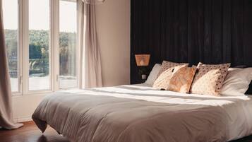 3 bedrooms, travel cot, WiFi, bed sheets