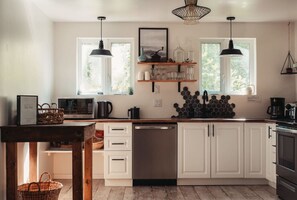 冰箱、微波炉、烤箱、炉灶