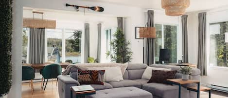 Fernseher, Kamin, Bücher, Arbeitsbereiche