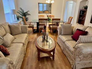 Smart-tv, dvd-spelare och böcker