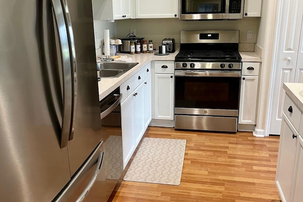 Coffee/tea maker, fridge, microwave, oven