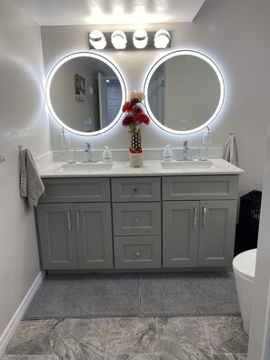 Douche, sèche-cheveux, serviettes fournies, savon