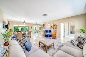 TV - Paradise Villa ~Beach, Billiards & NEW POOL~ 4.98/5 stars on ABNB 60 reviews
 (Deerfield Beach)