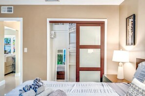 4 bedrooms, desk, travel crib, free WiFi - Paradise Villa ~Beach, Billiards & NEW POOL~ 4.98/5 stars on ABNB 60 reviews
 (Deerfield Beach)