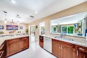 Fridge, microwave, oven, stovetop - Paradise Villa ~Beach, Billiards & NEW POOL~ 4.98/5 stars on ABNB 60 reviews
 (Deerfield Beach)