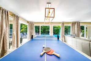 Games room - Paradise Villa ~Beach, Billiards & NEW POOL~ 4.98/5 stars on ABNB 60 reviews
 (Deerfield Beach)